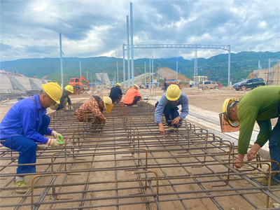 五一堅守筑匠心——鄭萬鐵路建設者假期奮戰(zhàn)一線保進度