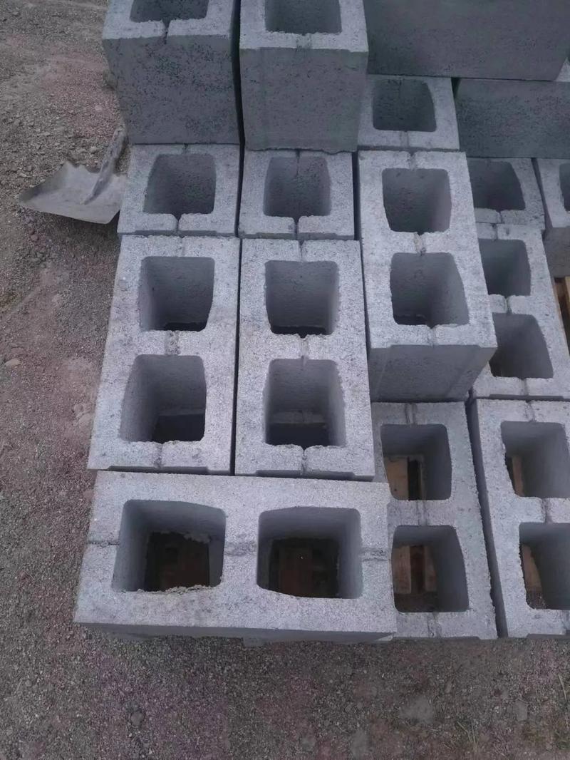 唐山某水泥制品廠 專注模具制造，打造高品質(zhì)透水磚、預(yù)制構(gòu)件與檢查井